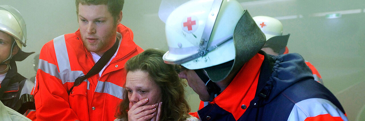 Helferübung: Bereitschaften - Sanitätsdienst; Journalistencamp Szenario „Brandanschlag auf ein Jugendheim“ Helferübung: Bereitschaften - Sanitätsdienst; Journalistencamp Szenario „Brandanschlag auf ein Jugendheim“